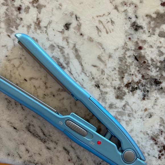 BaByliss Nano Titanium 1/2" Mini Straightener - Picture 6 of 6